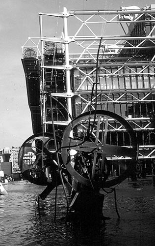 Paris photos in black and white - Beaubourg - Fountain