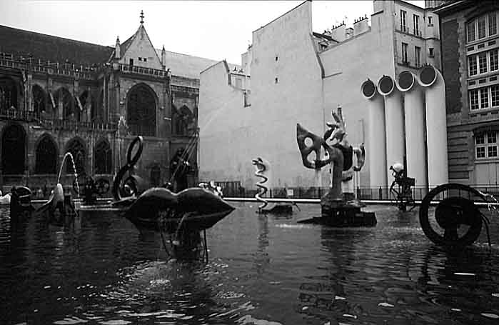 Paris photos in black and white - Beaubourg - Fountain
