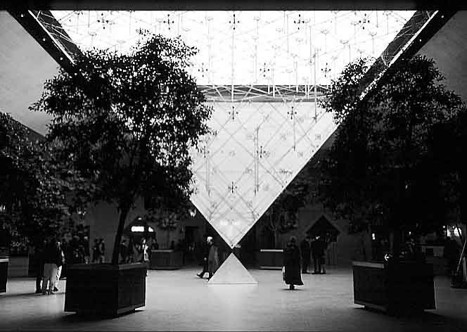 Paris photos in black and white - Carr du Louvre