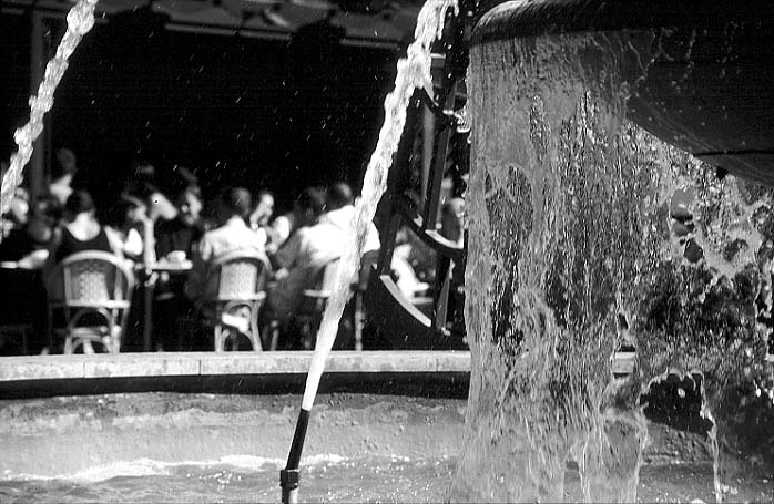 Paris photos in black and white - Caf and Fountain