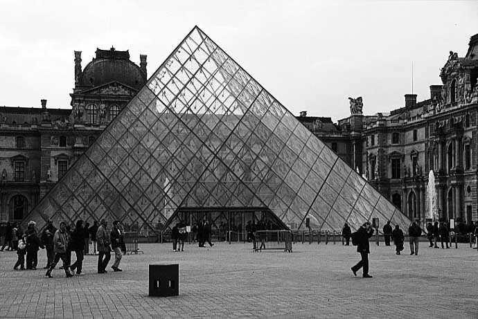 Paris photos in black and white - Pyramide du Louvre