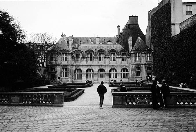 Paris photos in black and white - Marais - Htel de Sully