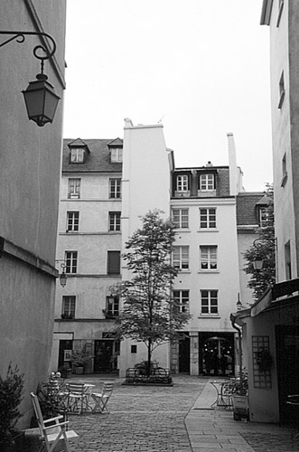 Paris photos in black and white - Marais - Village St. Paul