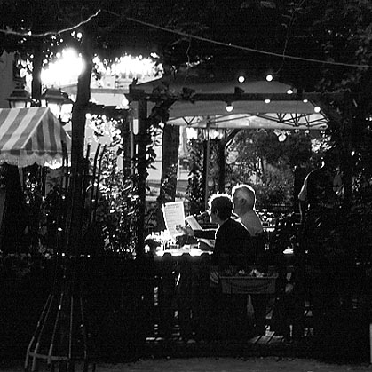 Paris photos in black and white - Dner  Montmartre