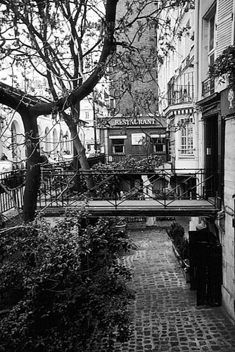 Paris photos in black and white - Odon - Courtyard