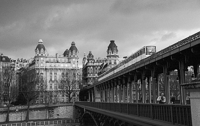 Paris photos in black and white - Pont de Bir Hakeim