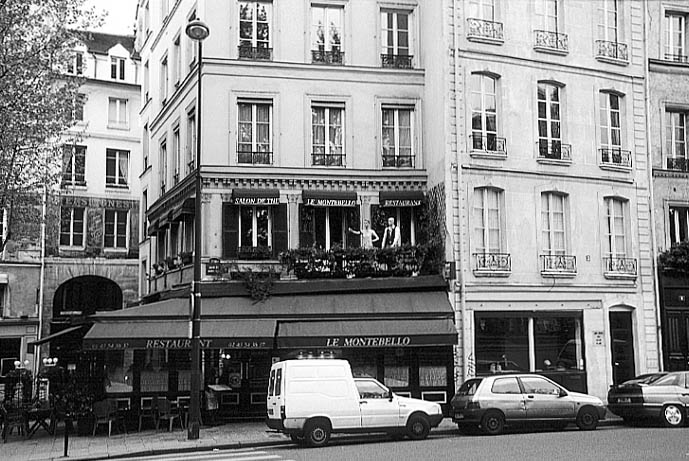 Paris photos in black and white - Saint Michel - House