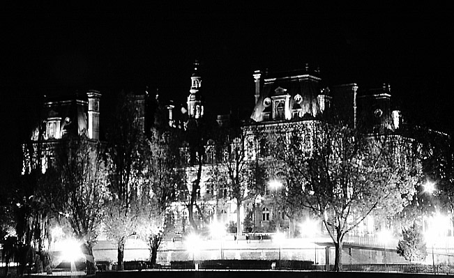 Paris photos in black and white at night - Htel de Ville