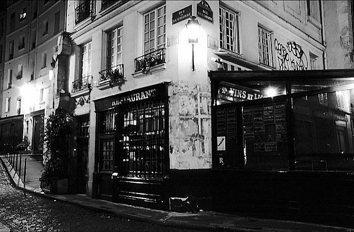 Paris photos in black and white at night - le de la Cit