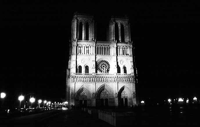 Paris photos in black and white at night - Montmartre