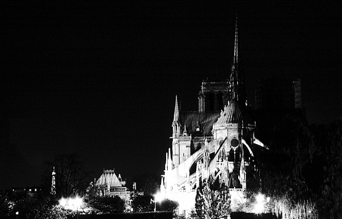 Paris photos in black and white at night - Notre Dame