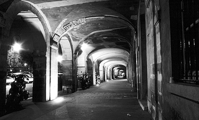 Paris photos in black and white at night - Place des Vosges