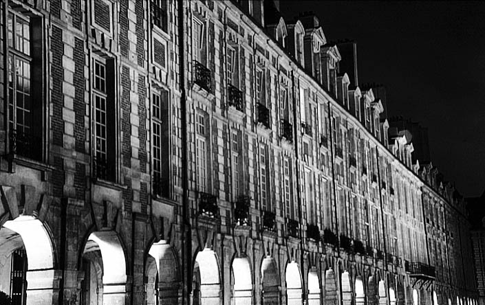 Paris photos in black and white at night - Place des Vosges