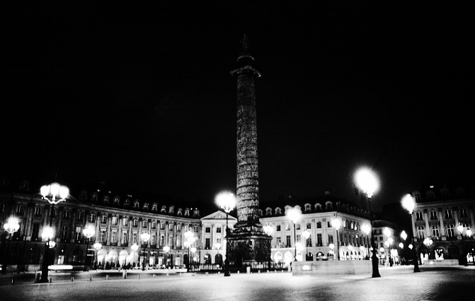 Paris photos in black and white at night - Place Vendme