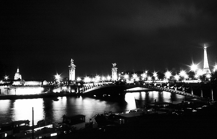 Paris photos in black and white at night - Pont Alexandre III