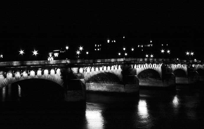 Paris photos in black and white at night - Pont Neuf