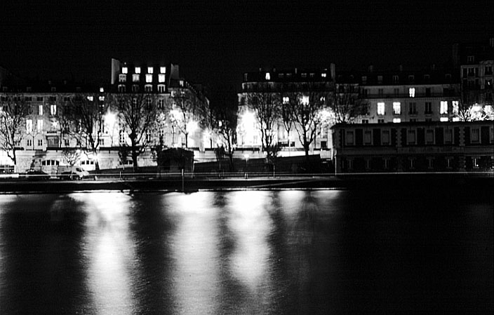 Paris photos in black and white at night - Seine - Quais