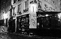 Paris black and white photos at night - le Saint Louis - House